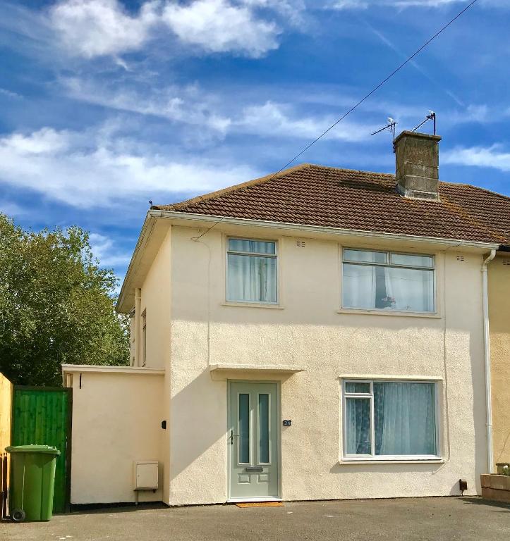 The Woodfarm Lodge - 3 Bedroom House with free Parking room 1