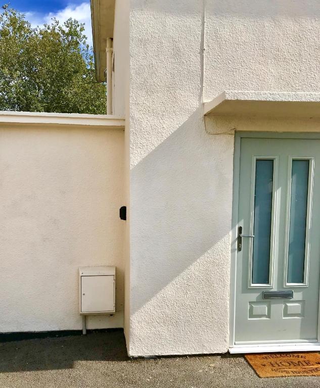 The Woodfarm Lodge - 3 Bedroom House with free Parking room 2