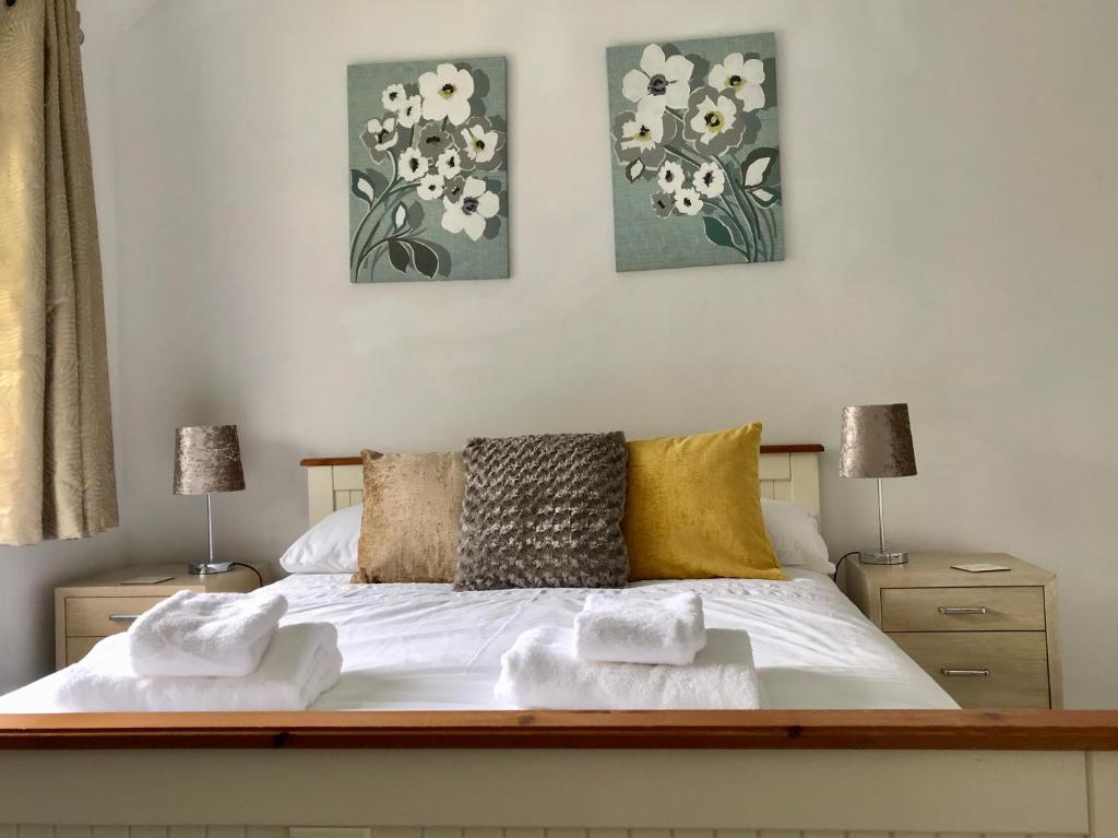 The Woodfarm Lodge - 3 Bedroom House with free Parking room 4