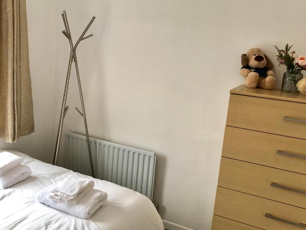The Woodfarm Lodge - 3 Bedroom House with free Parking room 5