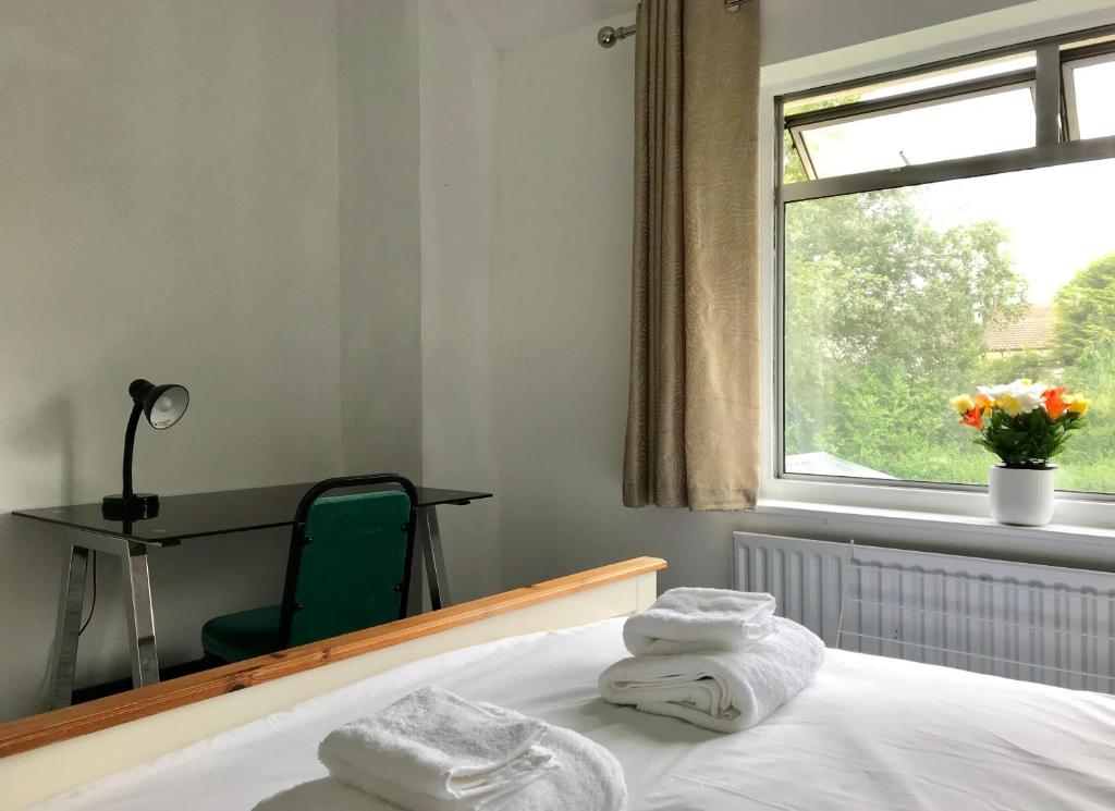 The Woodfarm Lodge - 3 Bedroom House with free Parking room 6
